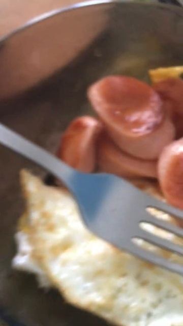 Завтрак за 100 долларов: грибочки, яичница, сосиска, хлеб, горчица