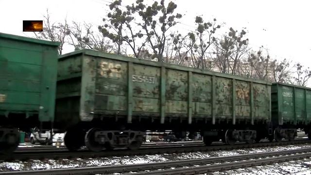 Formidable VL80k-666 with a freight train meets the passenger смотреть онлайн