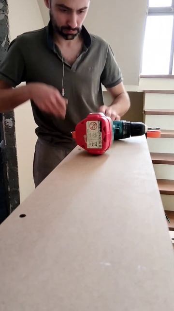Чем обшить бетонную лестница, часть 3 https://vk.com/unik.mebel #лестницы #woodwork #woodworking смотреть онлайн