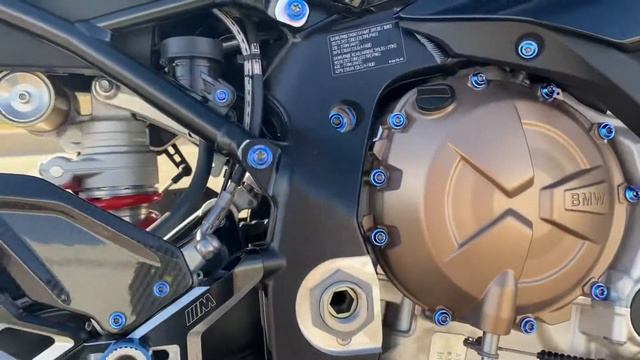 BMW S1000RR Titainium Bolts and Akrapovic Exhaust смотреть онлайн