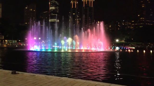 クアラルンプール　ツインタワー　虹の噴水　KL Rainbow water fountain смотреть онлайн