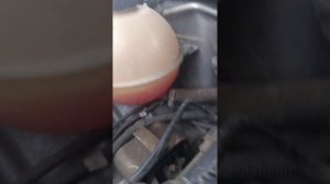 как стучит правая подушка весты