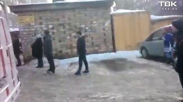 На ул. Железнодорожников из горящего дома спасли жильца 2 смотреть онлайн