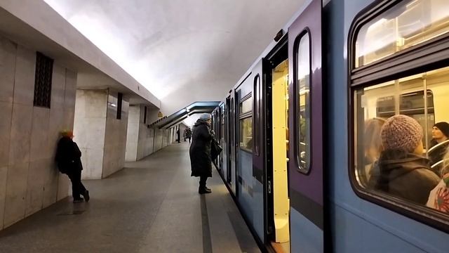 Метропоезд 81-760А/761А «Баклажан» на КРЛ! Прибытия и отправления. смотреть онлайн