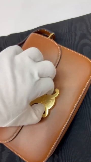 CELIN CLASSIQUE TRIOMPHE BAG IN SHINY CALFSKIN TAN смотреть онлайн