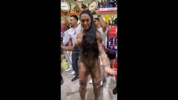 Graciane Barbosa dancing performance