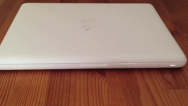 My MacBook has a crack :( Apple is fixing it for free :) смотреть онлайн