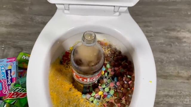 Will it Flush? - Coca Cola, Fanta, Sprite, Skittles, Reese's, M&M's, Orbeez, Candy смотреть онлайн