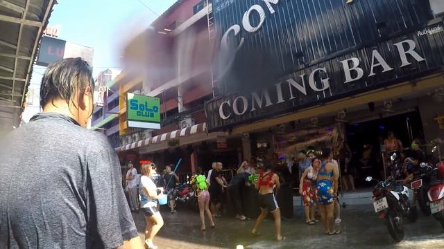 Pattaya - Soi 6 / Soi 7 - Songkran 2019 walkaround смотреть онлайн