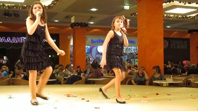 "половинки" на новогоднем концерте в Галерее Чижова поют Даля и Юля смотреть онлайн