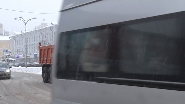 3 февраля ульяновские дорожники очищают тротуары после сильного снегопада смотреть онлайн