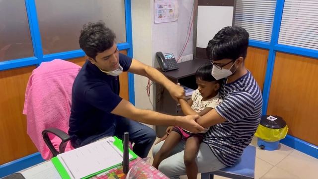 Pulled Elbow or Nursemaid’s Elbow Reduction Technique in detail смотреть онлайн