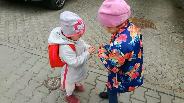 Эмилия с Софией после детского сада. Гуляем вместе с девочками. Emilia razem z Sofijej i Zlatoj. смотреть онлайн
