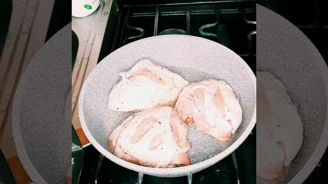 Курица тушёная в сметане