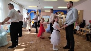 "Пригласи меня, папа, на вальс!"