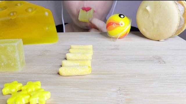 ASMR YELLOW FOOD 노란색 디저트 먹방 Cheese jelly,Macaron,Kohakuto,Banana marshmallow,Yellow Earth Jelly смотреть онлайн