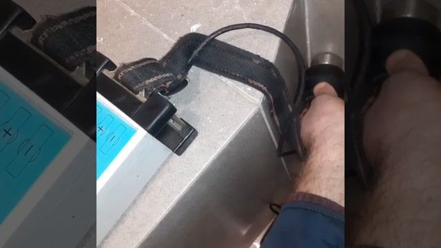 Поиск утечки воды из трубы водоснабжения с помощью акустического течеискателя в стене. смотреть онлайн