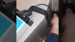 Поиск утечки воды из трубы водоснабжения с помощью акустического течеискателя в стене.