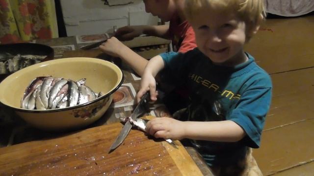 Лёня чистит рыбу