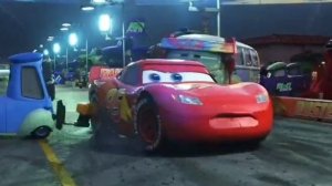 Тачки Маквин 3. Маквин разбивается гонке.