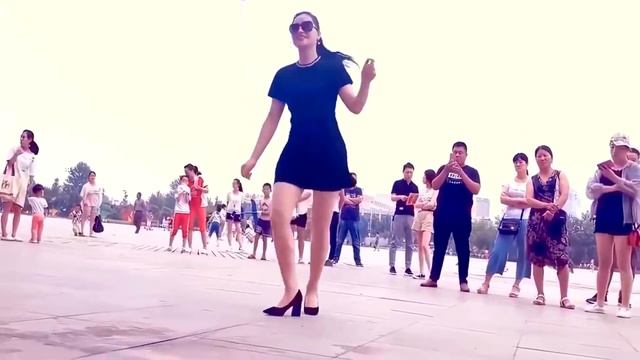 Завораживающий танец, Китаянка Цинцин, танцует под песню Айдамир Мугу Черные глаза