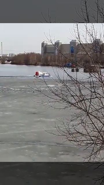 Лодка на возлушной подушке. Москва-река.