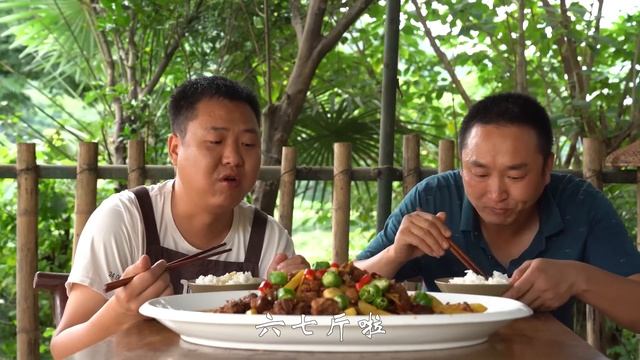 抓5斤鴨子，二弟做“土豆燒鴨子”，汤汁浓郁，大口吃肉太爽了！【铁锅视频】 смотреть онлайн