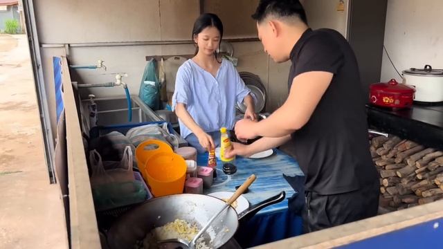 老挝用人民币吃天价蛋炒饭！餐厅漂亮阿妹邀喝咖啡，盛情难却太热情了！【阿龙游四方】 смотреть онлайн