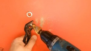 Если сломалась гайка душевого шланга, используй подводку для воды!