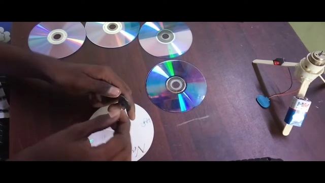 how to make a rotating disco light by using CD 💿 смотреть онлайн