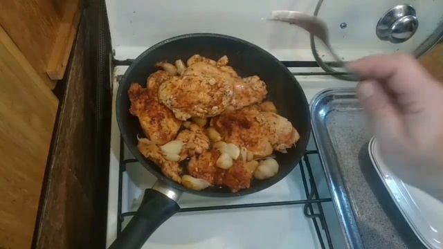 Стейки из куриного филе с молодым чесноком. Оригинальный рецепт.