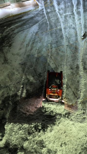 Unconventional way to drive Kubota Skid Steer Loader for snow removal смотреть онлайн