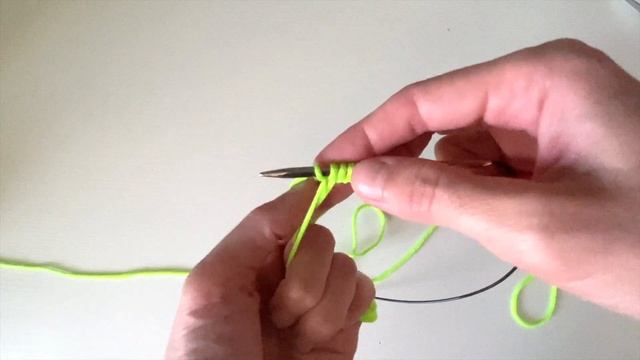 Начала вязать стильную шапку спицами  Показываю подробно