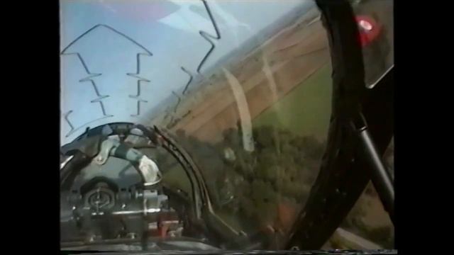 View from the cockpit of a Red Arrow jet flown by Flt. Lt. Sean Chiddention in the Summer of 1994 смотреть онлайн