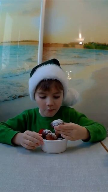 #shorts Дети пробуют - Творожные пончики