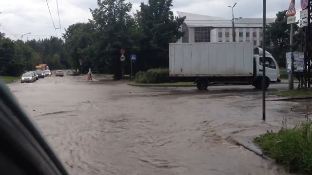 Птрозаводск прорвало - ул Московская, и это не дождь! Система ЖКХ не справилась! смотреть онлайн