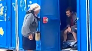 Бабка выгоняет алкаша из туалета