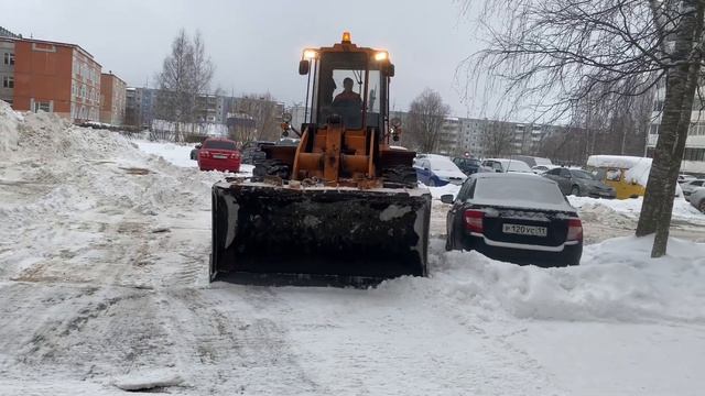 Влог. Механизированная уборка снега. И чутка Мурыся #youtuber #влоги #уборкаснега #погрузчик #улица смотреть онлайн