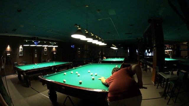 Замедленный удар чужого шара в середину в исполнении Олега смотреть онлайн