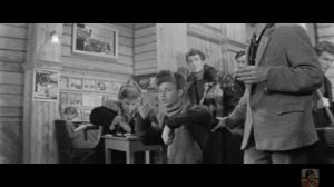 Стоят девчонки Стоят в сторонке