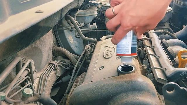 Заливаю присадку Liqui Moly Hydro-Stossel-Additiv