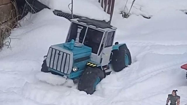 кировец.700А вытаскивает дт-75 из сугроба. смотреть онлайн