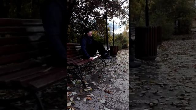 Упражнения во время прогулки по парку сидя на скамейке от Айыжы Ли смотреть онлайн