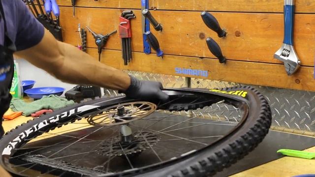 How to replace a tubeless tire and inject sealant on a 29 inch wheel. смотреть онлайн