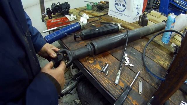 Greasing Land Rover Propshafts. Some tips to make the job easier. смотреть онлайн