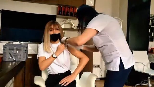 Ройа Айхан сделала вакцину