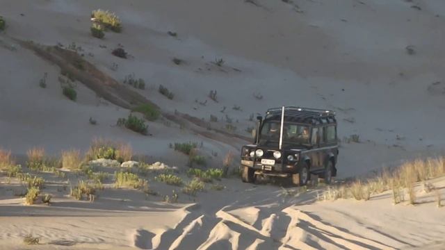 Land Rover Defender 4x4 in sand dunes смотреть онлайн