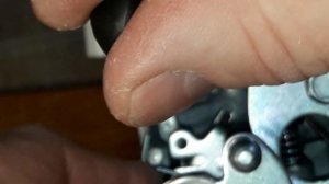 Откручиваем винт качества топлива на  карбюратора ДААЗ 21073-1107010-00 ВАЗ 21213 Солекс