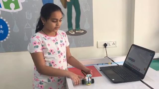 Lego WeDo 2.0 Milo's Mars Mission - The Science Rover Explained by Kavya Modi from RFL Porbandar. смотреть онлайн