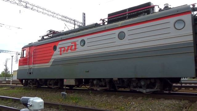 Электровоз ВЛ10У-772 на манёврах по станции Фрязево смотреть онлайн